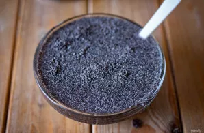 Nusausinkite per smulkų sietelį, įberkite cukraus.