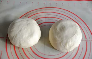 Padalykite tešlą į dvi dalis, suformuokite kamuoliukus. Uždenkite plėvele, kad neišdžiūtų.