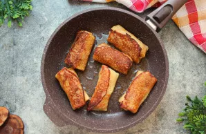 Į keptuvę įpilkite šaukštą aliejaus ir apkepinkite blynelius iš abiejų pusių iki auksinės spalvos.