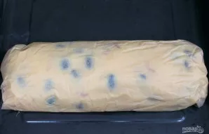 Ant kiaušinių dedame likusias bulves. Uždengiame bulves kepimo popieriumi ir suteikiame suktinukui formą. Kepame 25 minutes 160 °C temper...