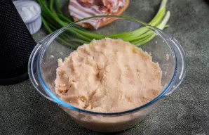 Viską gerai išmaišykite, kol gausite vientisą masę.