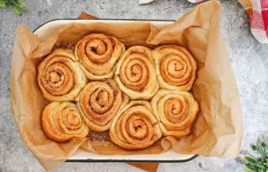 Skardą su suktinukais dėkite į įkaitintą orkaitę ir kepkite 180 laipsnių temperatūroje 20-25 minutes.