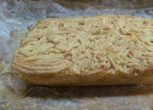 Leiskite pyragui visiškai atvėsti ir išimkite iš formos.