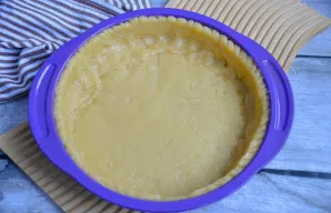 Perkelkite tešlą į formą ir suformuokite 3-4 cm aukščio kraštelius.