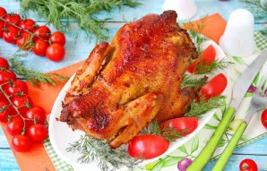 Iškeptą įdarytą vištą išimkite iš orkaitės, uždenkite folija ir palikite „pailsėti“ 5-10 minučių. Po to nuimkite siūlus, supjaustykite vi...