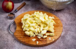 Paruoškite obuolių įdarą. Obuolius nulupkite ir supjaustykite mažais kubeliais.