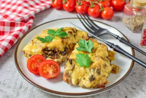 Išdėliokite kepsnius į lėkštes ir patiekite. Skanaus!