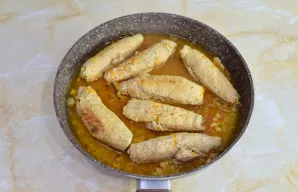 Troškinimo metu suktinukai šiek tiek sumažės. Nukelkite keptuvę nuo ugnies ir sudėkite suktinukus į lėkštes.