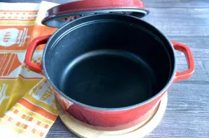 Paruoškite kepimo indą. Geriausia naudoti ketaus puodą. Jei nėra ketaus puodo, galima kepti sunkiame keptuvėje. Įdėkite puodą į šaltą ork...