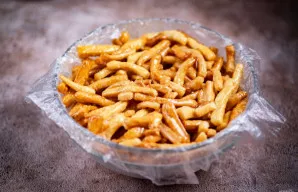 Taip elkitės su visais tešlos gabalėliais ir sirupu. Užpildytą formą dėkite į šaldytuvą 2–3 valandoms.