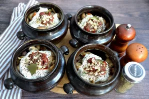 Įberkite smulkinto česnako, žiupsnelį rozmarino (jei mėgstate - ir šiek tiek čiobrelio), juodųjų maltų pipirų, pasūdykite. Jei naudojate ...