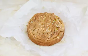 Iškeptas pyragas taps gražios auksinės spalvos. Ištraukite iš orkaitės ir atvėsinkite.