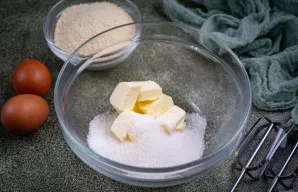 Į dubenį dėkite minkštą sviestą ir suberkite cukrų.
