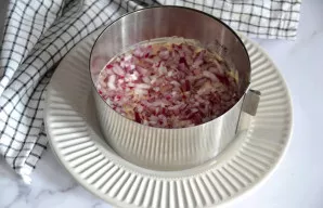 Kitu sluoksniu dėkite svogūnus.