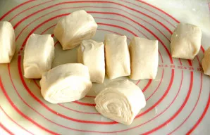 Tešlos ritinį supjaustykite į 12 dalių.