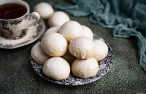 Paruoštus meduolius iš karto patiekite ant stalo.