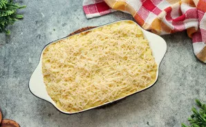 Grąžinkite į orkaitę ir kepkite dar 10-15 minučių, kol susidarys auksinė plutelė.