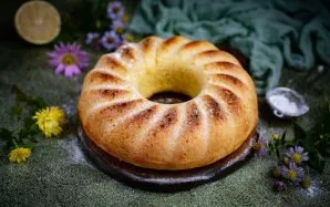 Tada galite patiekti, jei norite, lengvai pabarstydami cukraus pudra.