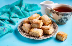 Patiekite sausainius prie stalo. Skanaus!