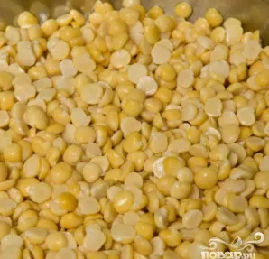 Nuplaukite pamirkytus žirnius, nupilkite vandenį ir...