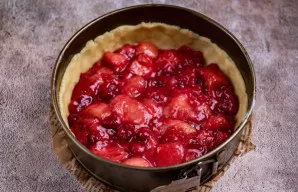 Ant tešlos sudėkite atvėsintą uogų įdarą.