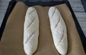 Aštriu peiliu arba skustuvo peiliuku padarykite įpjovas. Įkaitinkite orkaitę iki 250°C. Pirmas 8–10 minutes kepkite 250°C (jei orkaitė tu...