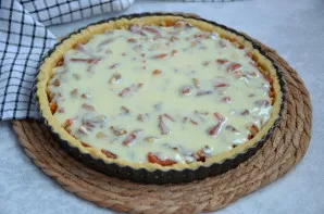 Užpilkite įdarą kondensuotu pienu. Kepkite iki 180 laipsnių įkaitintoje orkaitėje apie 30 minučių.