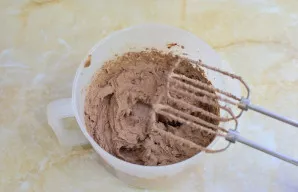 Išplakite šokoladinę masę iki purios kremo konsistencijos.