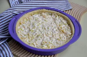 Supilkite užpilą, išlyginkite. Dėkite pyragą į orkaitę 30-40 minučių, kepkite, kol iškeps ir tešla lengvai apskrus iki auksinės spalvos.