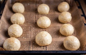 Šiuos tešlos rutuliukus sudėjau ant kepimo skardos, išklotos kepimo popieriumi, uždengiau virtuviniu rankšluosčiu ir palikau 15 minučių p...