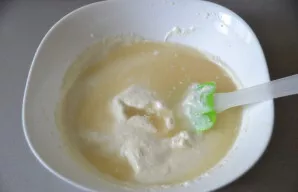 Želatiną supilkite į varškės mišinį, kai jis šiek tiek atvės.