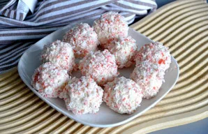 Sudėkite užkandį į lėkštę.