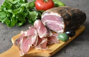 Paruošta mėsa yra tankios tekstūros ir lengvai supjaustoma plonais griežinėliais. Labai aromatinga mėsa su pikantišku skoniu.
