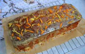 Silikoniniu teptuku užtepkite glazūrą ant atvėsusio kekso, galite tepti 2-3 kartus iki sustingimo, o jei norite - ant viršaus uždėkite ga...