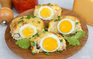 Suktinukas su kiaušiniu paruoštas. Pabarstome juodaisiais pipirais ir patiekiame. Skanaus!