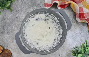 Kol suktinukai kepa, paruoškite glazūrą. Tam minkštą sviestą sumaišykite su cukraus pudra ir išplakite iki purumo. Sudėkite sūrį, pieną i...