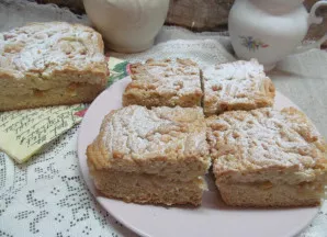 Pabarstykite pyragą cukraus pudra ir supjaustykite porcijomis.