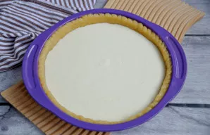 Supilkite grietininį įdarą į formą.