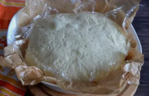 Po 30 minučių nuimkite plėvelę nuo tešlos.