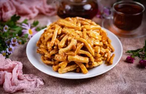 Paruoštą čak čaką išimkite iš formos, nuimkite maistinę plėvelę, perkelkite ant plokščios lėkštės ir patiekite.