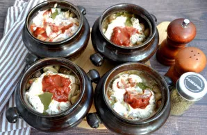 Lengvai sumaišykite grietinę su pomidorų pasta ir prieskoniais, įdėkite lauro lapą, užpilkite sultiniu (arba šiltu vandeniu). Skysčio pil...