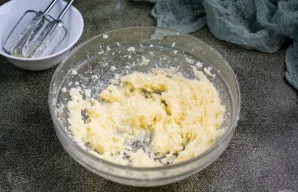 Mikseriu plakite iki kreminės konsistencijos.