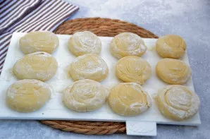 Kiekvieną tešlos gabalėlį šiek tiek suplokite, padėkite ant miltais pabarstytos lentos ir įdėkite į šaldiklį 15 minučių. Taip su tešla bu...