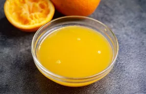 Iš šviežių apelsinų išspauskite 200 ml sulčių.
