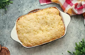 Ištrauktą patiekalą palikite 5-10 minučių pastovėti, supjaustykite porcijomis ir patiekite.