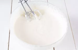 Mikseriu plakite grietinę su cukraus pudra iki vienalytės masės. Galutinis kremas nebus labai tirštas, bet medui šiam tortui jis puikiai ...