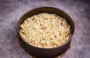 Mažesnę atvėsintos tešlos dalį sutarkuokite stambia tarka ir paskirstykite ant uogų įdaro paviršiaus. Dėkite į iki 180 laipsnių įkaitintą...