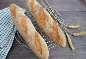 Iškeptus bagetus išimkite ir atvėsinkite ant grotelių.