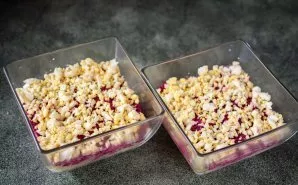 Ir paskutinis sluoksnis yra smulkinti kiaušiniai.