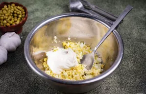 Supjaustytus kiaušinius sudėkite į didelį dubenį, įspauskite 2 nuluptas česnako skilteles per česnako spaudiklį, įdėkite 2 valg. šaukštus...